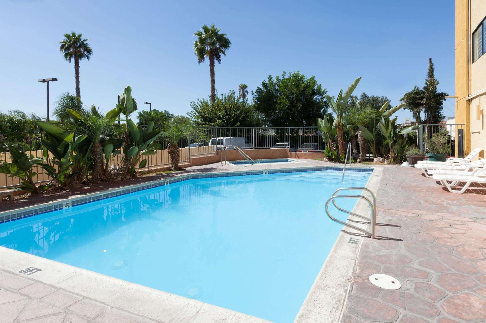 Hotel Ramada Plaza By Wyndham Garden Grove/Anaheim South Esterno foto